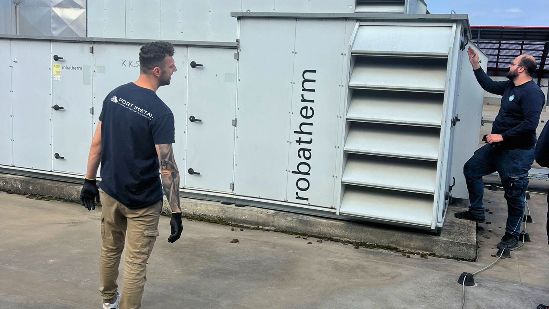 Fort Instal tim na terenu tijekom instalacije HVAC sustava